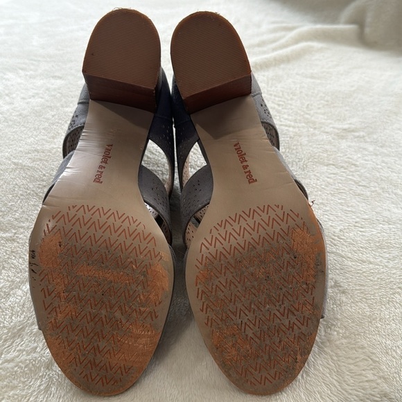 VIOLET & RED
Anabelle Laser Cut Peep Toe Bootie Size 8m- gray- padded footbed - Picture 3 of 9